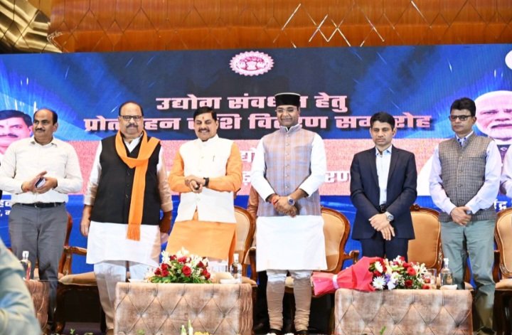 उद्योगों की संपूर्ण देयताओं का एक साथ भुगतान,2500 से अधिक उद्योगों को डी.बी.टी. से 1778 करोड़ रुपयों का अंतरण उद्योगों की संपूर्ण देयताओं का एक साथ भुगतान,2500 से अधिक उद्योगों को डी.बी.टी. से 1778 करोड़ रुपयों का अंतरण
