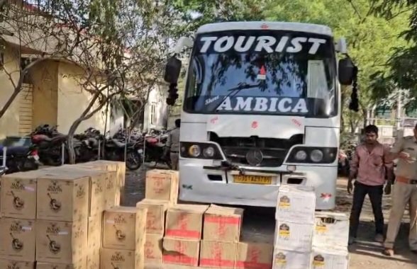 रतलाम : टूरिस्ट बस में छुपाकर अवैध रूप से ले जाई जा रही थी अंग्रेजी शराब, अन्तर्राज्यीय गिरोह के दो आरोपी गिरफ्तार रतलाम : टूरिस्ट बस में छुपाकर अवैध रूप से ले जाई जा रही थी अंग्रेजी शराब, अन्तर्राज्यीय गिरोह के दो आरोपी गिरफ्तार