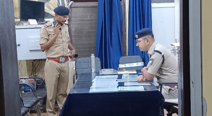 रतलाम: आधी रात को अचानक थानों पर पहुंचे एसपी अमित कुमार, पुलिसिंग और व्यवस्थाओं का किया निरीक्षण, दिए निर्देश रतलाम: आधी रात को अचानक थानों पर पहुंचे एसपी अमित कुमार, पुलिसिंग और व्यवस्थाओं का किया निरीक्षण, दिए निर्देश