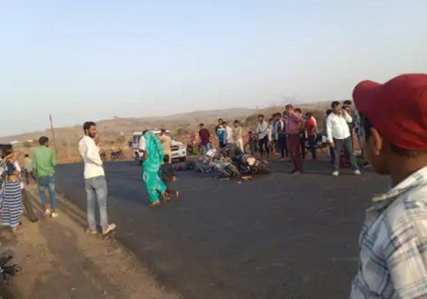 रतलाम: सड़क हादसे में अपनी शादी की पत्रिका बांटने निकले दूल्हे सहित दो लोगों की मौत, तीन घायल…6 मई को होना थी शादी रतलाम: सड़क हादसे में अपनी शादी की पत्रिका बांटने निकले दूल्हे सहित दो लोगों की मौत, तीन घायल…6 मई को होना थी शादी