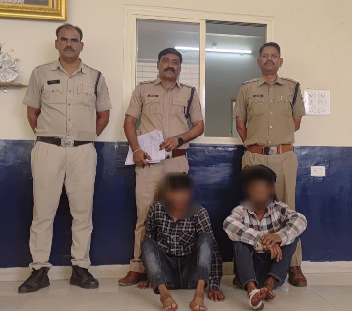रतलाम: त्रिवेणी मेला ग्राउंड में जानलेवा हमला करने वाले आरोपियों को पुलिस ने किया गिरफ्तार, 15 दिन पूर्व शादी में डांस करने की बात पर हुआ था विवाद रतलाम: त्रिवेणी मेला ग्राउंड में जानलेवा हमला करने वाले आरोपियों को पुलिस ने किया गिरफ्तार, 15 दिन पूर्व शादी में डांस करने की बात पर हुआ था विवाद