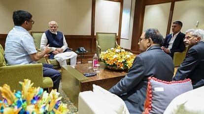 पहलगाम हमले के बाद सऊदी अरब के दौरे को बीच में ही छोड़कर स्वदेश लौटे पीएम मोदी…एयरपोर्ट पर ही डोभाल, विदेश मंत्रीऔर अधिकारियों के साथ की हाई लेवल बैठक पहलगाम हमले के बाद सऊदी अरब के दौरे को बीच में ही छोड़कर स्वदेश लौटे पीएम मोदी…एयरपोर्ट पर ही डोभाल, विदेश मंत्रीऔर अधिकारियों के साथ की हाई लेवल बैठक