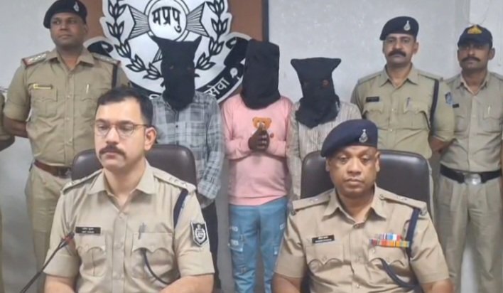 रतलाम पुलिस को बड़ी सफलता- शहर और जावरा में चोरी करने वाली अंतर्राज्यीय चोर गैंग को राजस्थान से पकड़ा,200 कि.मी. तक के सीसीटीवी कैमरे चेक कर आरोपियों तक पहुंची पुलिस… दिल्ली,केरल, बेंगलुरु, भोपाल उज्जैन में भी चोरी की वारदातें कबूली रतलाम पुलिस को बड़ी सफलता- शहर और जावरा में चोरी करने वाली अंतर्राज्यीय चोर गैंग को राजस्थान से पकड़ा,200 कि.मी. तक के सीसीटीवी कैमरे चेक कर आरोपियों तक पहुंची पुलिस… दिल्ली,केरल, बेंगलुरु, भोपाल उज्जैन में भी चोरी की वारदातें कबूली