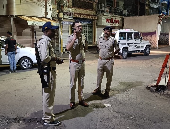 रतलाम: आधी रात को एसपी अमित कुमार ने शहर में ज्वेलरी शोरूम को किया चेक, सोते मिले चौकीदार, दी चेतावनी… शहर की सुरक्षा व्यवस्था के साथ ही थानों का किया निरीक्षण, लापरवाही पर शोकाज नोटिस और अधिकारी को सजा रतलाम: आधी रात को एसपी अमित कुमार ने शहर में ज्वेलरी शोरूम को किया चेक, सोते मिले चौकीदार, दी चेतावनी… शहर की सुरक्षा व्यवस्था के साथ ही थानों का किया निरीक्षण, लापरवाही पर शोकाज नोटिस और अधिकारी को सजा