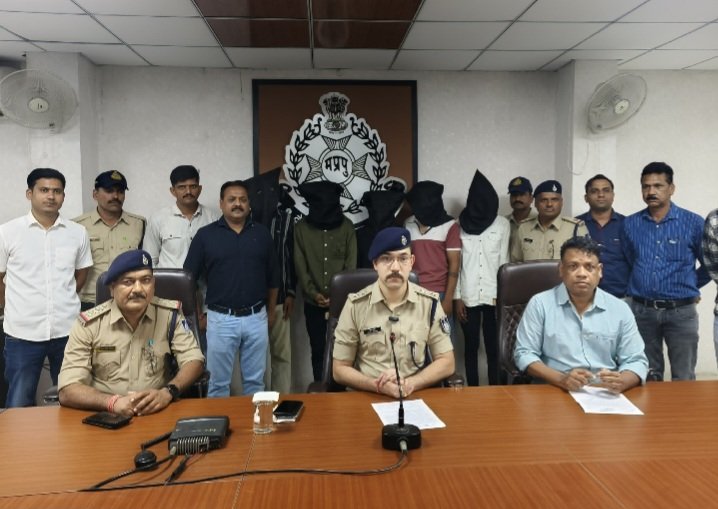 रतलाम: लड़की से बात करने पर 9 दिन में दो हत्याएं, बीती रात दो बत्ती क्षेत्र में हुई नाबालिक की हत्या के दोनों आरोपियों को पुलिस ने 3 घंटे में किया गिरफ्तार…. मित्र निवास कॉलोनी क्षेत्र में हुई युवक की हत्या के मामले का भी पुलिस ने किया खुलासा, एसपी अमित कुमार ने किया खुलासा रतलाम: लड़की से बात करने पर 9 दिन में दो हत्याएं, बीती रात दो बत्ती क्षेत्र में हुई नाबालिक की हत्या के दोनों आरोपियों को पुलिस ने 3 घंटे में किया गिरफ्तार…. मित्र निवास कॉलोनी क्षेत्र में हुई युवक की हत्या के मामले का भी पुलिस ने किया खुलासा, एसपी अमित कुमार ने किया खुलासा