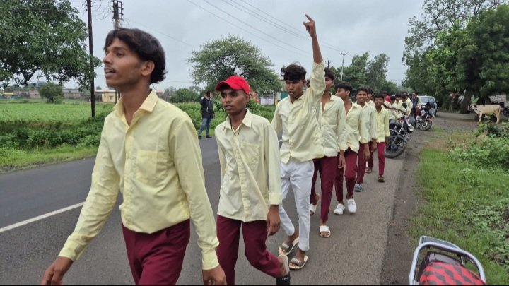 रतलाम: छात्रावास में अव्यवस्थाओं से परेशान छात्रों का पैदल मार्च,सैलाना से 12 किलोमीटर पैदल चलकर छात्र पहुंचे डेलनपुर…बच्चों के पैदल रतलाम आने की खबर सुनकर रास्ते में उनसे मिलने पहुंचे कलेक्टर राजेश बाथम रतलाम: छात्रावास में अव्यवस्थाओं से परेशान छात्रों का पैदल मार्च,सैलाना से 12 किलोमीटर पैदल चलकर छात्र पहुंचे डेलनपुर…बच्चों के पैदल रतलाम आने की खबर सुनकर रास्ते में उनसे मिलने पहुंचे कलेक्टर राजेश बाथम