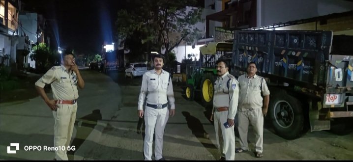 रतलाम: एसपी अमित कुमार के निर्देश पर रात भर जिले में चली कांबिंग गश्त,गुंडे बदमाशों और असमाजिक तत्वों के विरुद्ध की प्रभावी कार्यवाही…लंबे समय से फरार 37 स्थाई वारंट, 93 गिरफ्तारी वारंट किए तामील रतलाम: एसपी अमित कुमार के निर्देश पर रात भर जिले में चली कांबिंग गश्त,गुंडे बदमाशों और असमाजिक तत्वों के विरुद्ध की प्रभावी कार्यवाही…लंबे समय से फरार 37 स्थाई वारंट, 93 गिरफ्तारी वारंट किए तामील