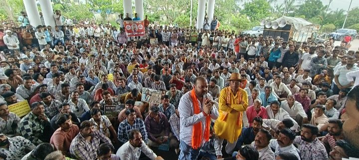 रतलाम: अतिवृष्टि से खराब हुई फसलों के मुआवजे के लिए किसानों का प्रदर्शन, मंडी से पैदल रैली निकालकर कलेक्टोरेट पहुंचे, मांगे नहीं मानने पर करणी सेना परिवार प्रमुख जीवनसिंह शेरपुर ने दी आंदोलन की चेतावनी रतलाम: अतिवृष्टि से खराब हुई फसलों के मुआवजे के लिए किसानों का प्रदर्शन, मंडी से पैदल रैली निकालकर कलेक्टोरेट पहुंचे, मांगे नहीं मानने पर करणी सेना परिवार प्रमुख जीवनसिंह शेरपुर ने दी आंदोलन की चेतावनी