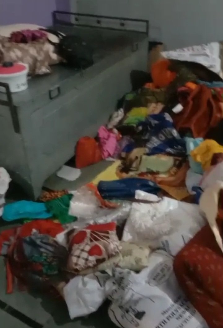 रतलाम: चोरों ने घरवालों को कमरे में बंद कर कहा-“हमें हमारा काम करने दो”, मोबाइल भी ले लिए, छत के रास्ते घुसकर दो घरों में दिया वारदात को अंजाम, नामली पुलिस की कार्यप्रणाली पर ग्रामीणों ने जताया आक्रोश रतलाम: चोरों ने घरवालों को कमरे में बंद कर कहा-“हमें हमारा काम करने दो”, मोबाइल भी ले लिए, छत के रास्ते घुसकर दो घरों में दिया वारदात को अंजाम, नामली पुलिस की कार्यप्रणाली पर ग्रामीणों ने जताया आक्रोश