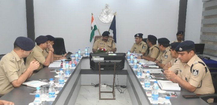 एडीजीपी उमेश जोगा ने ली उज्जैन रेंज के पुलिस अधीक्षकों की बैठक, पीएम विजिट और त्योहारों के अवसर पर विशेष सतर्कता से कार्रवाई के निर्देश… गंभीर और चिन्हित अपराधों की समीक्षा, यातायात सुधार को लेकर अभियान के निर्देश एडीजीपी उमेश जोगा ने ली उज्जैन रेंज के पुलिस अधीक्षकों की बैठक, पीएम विजिट और त्योहारों के अवसर पर विशेष सतर्कता से कार्रवाई के निर्देश… गंभीर और चिन्हित अपराधों की समीक्षा, यातायात सुधार को लेकर अभियान के निर्देश
