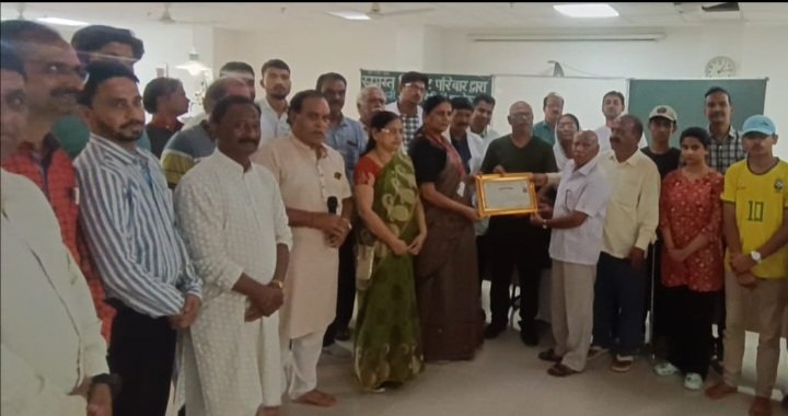रतलाम का पहला देहदान डॉ. रवि दिवेकर परिवार का, नेत्रदान भी हुए, गार्ड ऑफ ऑनर के साथ हुई अंतिम विदाई रतलाम का पहला देहदान डॉ. रवि दिवेकर परिवार का, नेत्रदान भी हुए, गार्ड ऑफ ऑनर के साथ हुई अंतिम विदाई