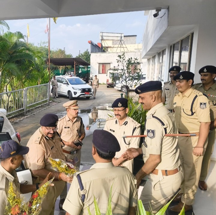 रतलाम: उज्जैन रेंज एडीजीपी उमेश जोगा पहुंचे रतलाम, नवरात्रि पर्व पर सुरक्षा व्यवस्था के इंतजामों की जानकारी ली,स्टेशन रोड और माणकचौक थाने का निरीक्षण कर पेंडिंग अपराधों की समीक्षा की…आज ग्रामीण अंचल का दौरा रतलाम: उज्जैन रेंज एडीजीपी उमेश जोगा पहुंचे रतलाम, नवरात्रि पर्व पर सुरक्षा व्यवस्था के इंतजामों की जानकारी ली,स्टेशन रोड और माणकचौक थाने का निरीक्षण कर पेंडिंग अपराधों की समीक्षा की…आज ग्रामीण अंचल का दौरा