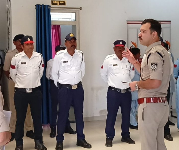 रतलाम: यातायात व्यवस्था देखने शहर में निकले एसपी अमित कुमार,यातायात थाने भी पहुंचे, व्यवस्था में सुधार के दिए निर्देश रतलाम: यातायात व्यवस्था देखने शहर में निकले एसपी अमित कुमार,यातायात थाने भी पहुंचे, व्यवस्था में सुधार के दिए निर्देश