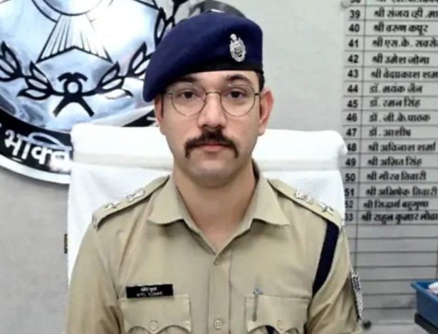 रतलाम पुलिस द्वारा एसपी अमित कुमार के निर्देशन में “ऑपरेशन मुस्कान” के अंतर्गत एक माह में 70 गुमशुदा बालक–बालिकाओं को किया गया दस्तयाब…वर्ष 2025 में अभी तक 383 बालिकाओं एवं 40 बालकों को खोजकर किया गया परिजनों के सुपुर्द रतलाम पुलिस द्वारा एसपी अमित कुमार के निर्देशन में “ऑपरेशन मुस्कान” के अंतर्गत एक माह में 70 गुमशुदा बालक–बालिकाओं को किया गया दस्तयाब…वर्ष 2025 में अभी तक 383 बालिकाओं एवं 40 बालकों को खोजकर किया गया परिजनों के सुपुर्द