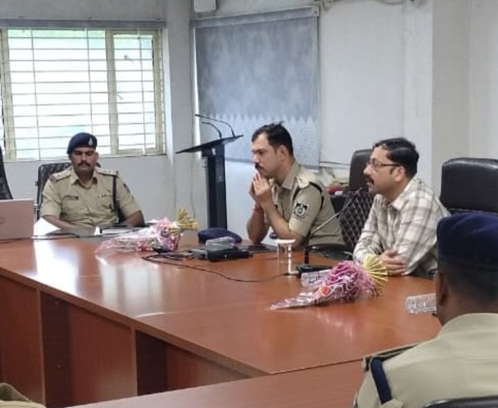 रतलाम: अपराधों की विवेचना में गुणवत्ता सुधार हेतु रतलाम रेंज में पुलिस अधिकारियों को ट्रेनिंग, डीआईजी और एसपी रहे मौजूद, विवेचना की बारीकी और अनुसंधान की आधुनिक तकनीकों से कराया अवगत रतलाम: अपराधों की विवेचना में गुणवत्ता सुधार हेतु रतलाम रेंज में पुलिस अधिकारियों को ट्रेनिंग, डीआईजी और एसपी रहे मौजूद, विवेचना की बारीकी और अनुसंधान की आधुनिक तकनीकों से कराया अवगत