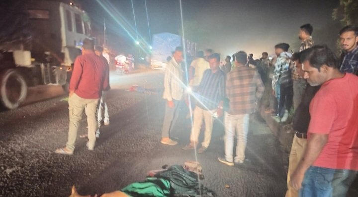 रतलाम: बाजेड़ा फंटे पर सड़क हादसा, बाइक सवार पति पत्नी की मौत, आक्रोशित लोगों ने चक्काजाम किया रतलाम: बाजेड़ा फंटे पर सड़क हादसा, बाइक सवार पति पत्नी की मौत, आक्रोशित लोगों ने चक्काजाम किया