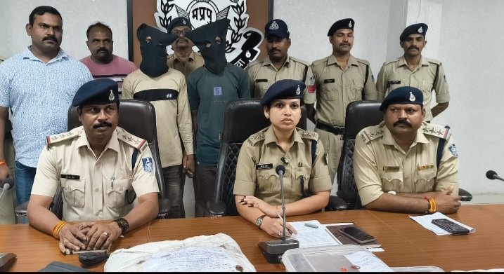 रतलाम :पुलिस द्वारा लूट एवं चोरी की वारदातों का किया गया खुलासा,2 नावालिक सहित 4 आरोपी गिरफ्तार रतलाम :पुलिस द्वारा लूट एवं चोरी की वारदातों का किया गया खुलासा,2 नावालिक सहित 4 आरोपी गिरफ्तार