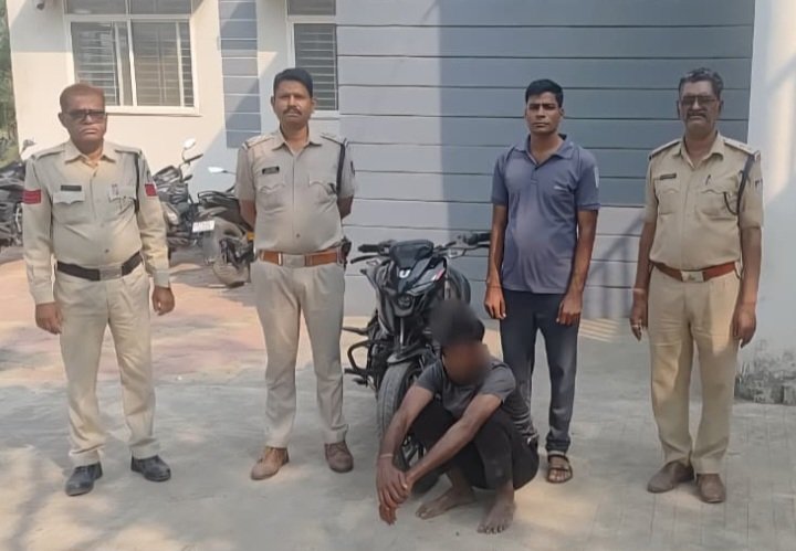 रतलाम: महिला से मंगलसूत्र झपटने का प्रयास,आरोपी को किया गिरफ्तार, फरियादी की सूझबूझ व पुलिस की तत्परता से टली बड़ी वारदात रतलाम: महिला से मंगलसूत्र झपटने का प्रयास,आरोपी को किया गिरफ्तार, फरियादी की सूझबूझ व पुलिस की तत्परता से टली बड़ी वारदात