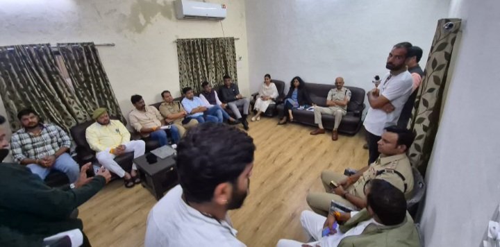 रतलाम: प्रशासन और पुलिस के साथ चर्चा के बाद करणी सेना परिवार ने कल 31 अक्टूबर का आंदोलन स्थगित किया… जीवन सिंह शेरपुर ने कहा-प्रशासन ने हमारी सभी मांगों पर कार्रवाई की,इसलिए कल प्रदर्शन नहीं होगा रतलाम: प्रशासन और पुलिस के साथ चर्चा के बाद करणी सेना परिवार ने कल 31 अक्टूबर का आंदोलन स्थगित किया… जीवन सिंह शेरपुर ने कहा-प्रशासन ने हमारी सभी मांगों पर कार्रवाई की,इसलिए कल प्रदर्शन नहीं होगा