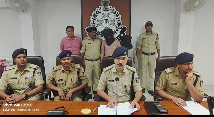 रतलाम: चांदी के कड़े के लिए महिला की हत्या, करमदी के कुएं में मिली महिला की लाश का मामला पुलिस ने सुलझाया- वृध्दा की गला दबाकर हत्या की और चांदी की कड़ियां लूट ली, रिश्तेदार ही निकले आरोपी…. बड़बड़ स्थित शराब दुकान में चोरी का भी खुलासा,आरोपी गिरफ्तार रतलाम: चांदी के कड़े के लिए महिला की हत्या, करमदी के कुएं में मिली महिला की लाश का मामला पुलिस ने सुलझाया- वृध्दा की गला दबाकर हत्या की और चांदी की कड़ियां लूट ली, रिश्तेदार ही निकले आरोपी…. बड़बड़ स्थित शराब दुकान में चोरी का भी खुलासा,आरोपी गिरफ्तार