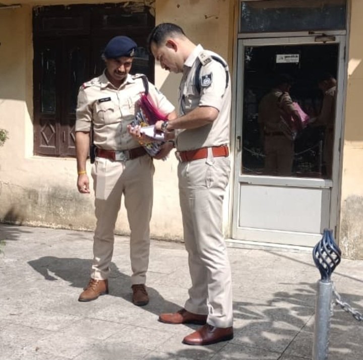 रतलाम: एक्शन मोड में एसपी अमित कुमार-शहर के चारों थानों पर पहुंचकर दिए गुंडा तत्वों पर कार्रवाई के निर्देश… आज से स्वयं मैदान में उतरेंगे एसपी,शहर में 508 अपराधी चिन्हित,बदमाशों की बनेगी डोजियर फाइल, गुंडे होंगे जिला बदर रतलाम: एक्शन मोड में एसपी अमित कुमार-शहर के चारों थानों पर पहुंचकर दिए गुंडा तत्वों पर कार्रवाई के निर्देश… आज से स्वयं मैदान में उतरेंगे एसपी,शहर में 508 अपराधी चिन्हित,बदमाशों की बनेगी डोजियर फाइल, गुंडे होंगे जिला बदर