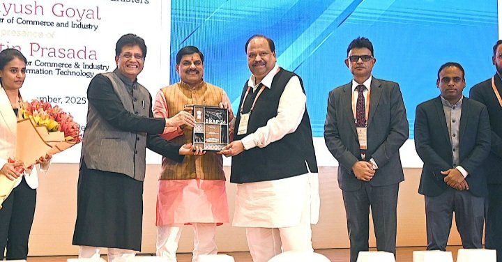 रतलाम: मध्यप्रदेश चार बिजनेस सेंट्रिक रिफॉर्म क्षेत्रों में टॉप एचीवर्स स्टेट के रूप में हुआ सम्मानितमुख्यमंत्री डॉ. मोहन यादव को केंद्रीय मंत्री पीयूष गोयल ने दिया पुरस्कार, एमएसएमई मंत्री चेतन्य काश्यप भी रहे साथ रतलाम: मध्यप्रदेश चार बिजनेस सेंट्रिक रिफॉर्म क्षेत्रों में टॉप एचीवर्स स्टेट के रूप में हुआ सम्मानितमुख्यमंत्री डॉ. मोहन यादव को केंद्रीय मंत्री पीयूष गोयल ने दिया पुरस्कार, एमएसएमई मंत्री चेतन्य काश्यप भी रहे साथ