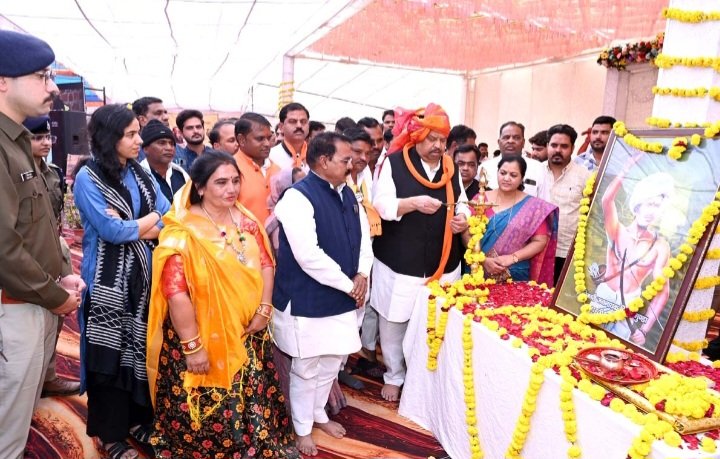 भगवान बिरसा मुंडा ने जल, जंगल, जमीन से जनमानस को जोड़ा- कैबिनेट मंत्री श्री काश्यप….एकलव्य आर्दश आवासीय विद्यालय में भगवान श्री बिरसा मुण्डा की 150वीं जन्म जयंती का भव्य आयोजन,प्रधानमंत्री नरेन्द्र मोदी द्वारा 18 करोड़ की लागत से बने एकलव्य माडल विद्यालय भवन का वर्चुअली लोकार्पण किया गया भगवान बिरसा मुंडा ने जल, जंगल, जमीन से जनमानस को जोड़ा- कैबिनेट मंत्री श्री काश्यप….एकलव्य आर्दश आवासीय विद्यालय में भगवान श्री बिरसा मुण्डा की 150वीं जन्म जयंती का भव्य आयोजन,प्रधानमंत्री नरेन्द्र मोदी द्वारा 18 करोड़ की लागत से बने एकलव्य माडल विद्यालय भवन का वर्चुअली लोकार्पण किया गया