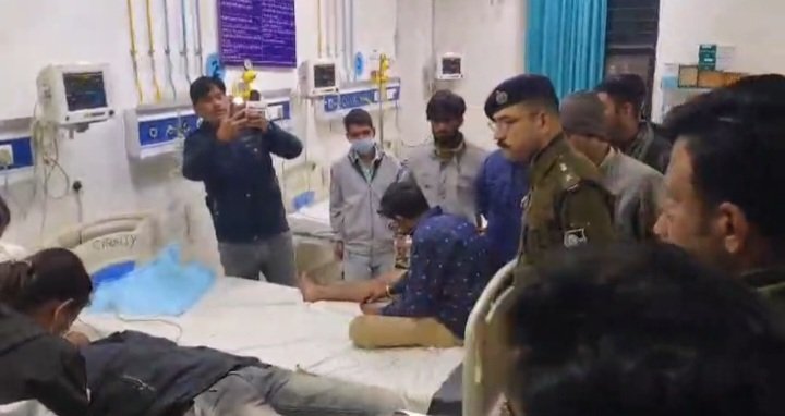 रतलाम: सेवानिवृत्ति शिक्षिका की हत्या का मामला- भागने की कोशिश पर पुलिस ने किया शॉर्ट एनकाउंटर, मेडिकल कॉलेज ले जाया गया, एक थाना प्रभारी भी घायल… एसपी अमित कुमार आज करेंगे पूरे मामले का खुलासा रतलाम: सेवानिवृत्ति शिक्षिका की हत्या का मामला- भागने की कोशिश पर पुलिस ने किया शॉर्ट एनकाउंटर, मेडिकल कॉलेज ले जाया गया, एक थाना प्रभारी भी घायल… एसपी अमित कुमार आज करेंगे पूरे मामले का खुलासा
