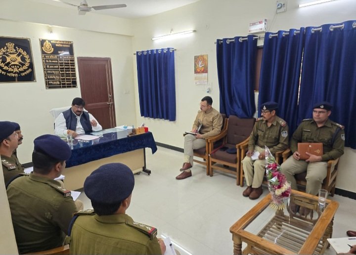 रतलाम: 8 लेन और बॉर्डर के क्षेत्रों से नशीले पदार्थों की तस्करी रोकने, वाहन दुर्घटना पर नियंत्रण के लिए उज्जैन रेंज एडीजीपी उमेश जोगा मैदान में, लगातार दौरे कर ले रहे बैठकें, आज जावरा सबडिवीजन के थानों की बैठक ली, पेंडिंग अपराधों की भी समीक्षा रतलाम: 8 लेन और बॉर्डर के क्षेत्रों से नशीले पदार्थों की तस्करी रोकने, वाहन दुर्घटना पर नियंत्रण के लिए उज्जैन रेंज एडीजीपी उमेश जोगा मैदान में, लगातार दौरे कर ले रहे बैठकें, आज जावरा सबडिवीजन के थानों की बैठक ली, पेंडिंग अपराधों की भी समीक्षा