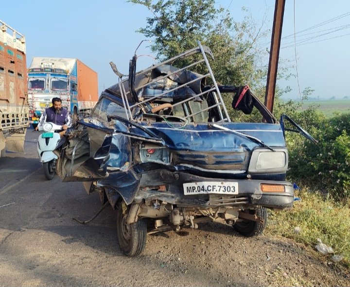 रतलाम: सनावदा फंटे पर हादसा-आगे जा रहे ट्रक में पीछे से घुसी वैन,एक की मौके पर मौत, एक घायल रतलाम: सनावदा फंटे पर हादसा-आगे जा रहे ट्रक में पीछे से घुसी वैन,एक की मौके पर मौत, एक घायल