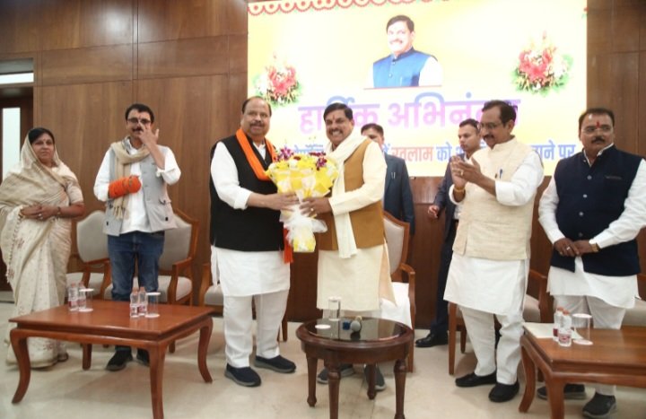 रतलाम को इंदौर मेट्रोपॉलिटन रीजन में शामिल करने पर एमएसएमई मंत्री चेतन्य काश्यप और रतलाम के विभिन्न संगठनों द्वारा मुख्यमंत्री का अभिनंदन… सीएम ने कहा-आने वाले समय में रतलाम के लिए और भी बड़ी-बड़ी योजनाएं लाएंगे रतलाम को इंदौर मेट्रोपॉलिटन रीजन में शामिल करने पर एमएसएमई मंत्री चेतन्य काश्यप और रतलाम के विभिन्न संगठनों द्वारा मुख्यमंत्री का अभिनंदन… सीएम ने कहा-आने वाले समय में रतलाम के लिए और भी बड़ी-बड़ी योजनाएं लाएंगे