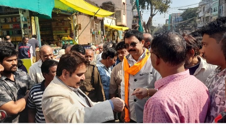 रतलाम: लक्कड़ पीठा रोड को लेकर महापौर और निगम आयुक्त ने किया निरीक्षण, महापौर ने कहा-दोनों और के पुराने मकानों के हिसाब से सेंट्रल लाइन का होगा निर्धारण, एक सीध में आएंगे मकान, चांदनीचौक में भी यही करेंगे… ऐसा हुआ तो और चौड़ी होगी रोड रतलाम: लक्कड़ पीठा रोड को लेकर महापौर और निगम आयुक्त ने किया निरीक्षण, महापौर ने कहा-दोनों और के पुराने मकानों के हिसाब से सेंट्रल लाइन का होगा निर्धारण, एक सीध में आएंगे मकान, चांदनीचौक में भी यही करेंगे… ऐसा हुआ तो और चौड़ी होगी रोड