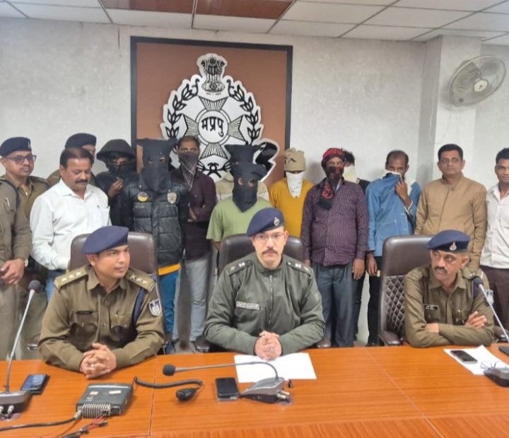 रतलाम में डिजिटल अरेस्ट का बड़ा मामला: 28 दिन तक रिटायर्ड प्रोफेसर को रखा गया डिजिटल अरेस्ट,1.34 करोड़ की ठगी…एसपी अमित कुमार के निर्देशन में रतलाम पुलिस का बड़ा एक्शन-बिहार, गुज़रात, जबलपुर से अभी तक 11 आरोपी गिरफ्तार रतलाम में डिजिटल अरेस्ट का बड़ा मामला: 28 दिन तक रिटायर्ड प्रोफेसर को रखा गया डिजिटल अरेस्ट,1.34 करोड़ की ठगी…एसपी अमित कुमार के निर्देशन में रतलाम पुलिस का बड़ा एक्शन-बिहार, गुज़रात, जबलपुर से अभी तक 11 आरोपी गिरफ्तार
