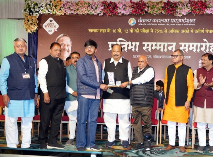 रतलाम: चेतन्य काश्यप फाउंडेशन के प्रतिभा सम्मान समारोह में बोले प्रदेश भाजपा अध्यक्ष- एक बच्चे की शिक्षा की चिंता कर ले तो होगा चारधाम यात्रा से बड़ा काम,बरबड़ विधायक सभागृह में 2500 मेधावी विद्यार्थियों का हुआ सम्मान रतलाम: चेतन्य काश्यप फाउंडेशन के प्रतिभा सम्मान समारोह में बोले प्रदेश भाजपा अध्यक्ष- एक बच्चे की शिक्षा की चिंता कर ले तो होगा चारधाम यात्रा से बड़ा काम,बरबड़ विधायक सभागृह में 2500 मेधावी विद्यार्थियों का हुआ सम्मान
