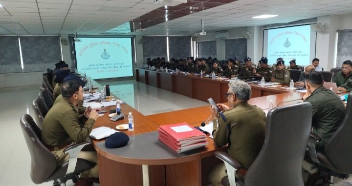 रतलाम : एसपी अमित कुमार ने की अपराध समीक्षा बैठक, कानून-व्यवस्था सुदृढ़ करने के लिए सभी थाना प्रभारियों को दिए सख्त निर्देश रतलाम : एसपी अमित कुमार ने की अपराध समीक्षा बैठक, कानून-व्यवस्था सुदृढ़ करने के लिए सभी थाना प्रभारियों को दिए सख्त निर्देश