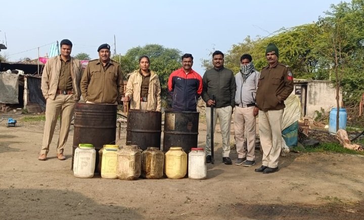 रतलाम पुलिस की कंजर डेरों पर बड़ी कार्रवाई,60 लीटर हाथ भट्टी शराब जब्त, 1500 किलोग्राम महुआ लहान नष्ट रतलाम पुलिस की कंजर डेरों पर बड़ी कार्रवाई,60 लीटर हाथ भट्टी शराब जब्त, 1500 किलोग्राम महुआ लहान नष्ट