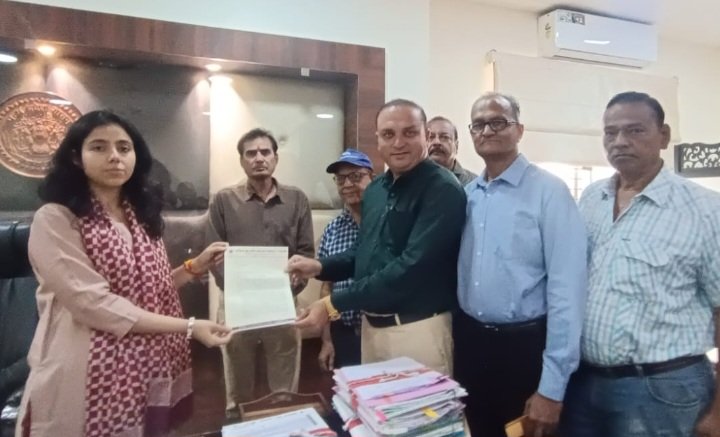 रतलाम: निजी स्कूलों की मनमानी पर नकेल कसने की मांग, कलेक्टर जनसुनवाई में फीस–किताब–यूनिफॉर्म का मुद्दा उठा रतलाम: निजी स्कूलों की मनमानी पर नकेल कसने की मांग, कलेक्टर जनसुनवाई में फीस–किताब–यूनिफॉर्म का मुद्दा उठा